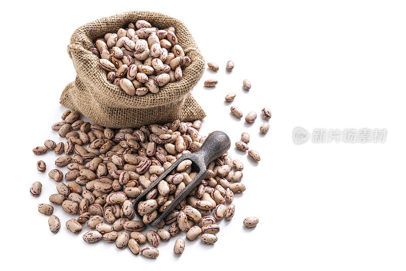 Pinto Beans粗麻袋里的干豆类和白色的木质勺